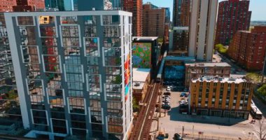 Chicago, Illinois, ABD 'nin merkezindeki demiryolları. Tren şehrin yanından geçiyor. Binaların ön cephesindeki grafitilere bakın. Üst görünüm.
