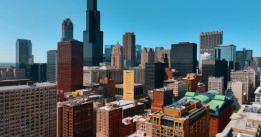 Güneşli bir günde modern Chicago, Illinois, ABD şehir merkezi. Metropolis 'in merkezindeki çeşitli binalar. Hava görünümü.