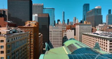 Harold Washington Kütüphane Merkezi 'nin çatısında uçuyor. Şikago 'daki binaların tepesindeki insansız hava aracı görüntüleri..