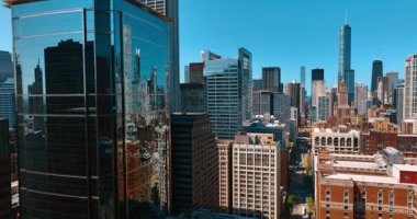 Yüksek katlı binanın cam cephesi renkli şehir manzarasını yansıtıyor. Chicago, Illinois, ABD 'de yükselişte..