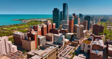 Şikago, Illinois, ABD 'de demiryolu üzerinden hareket eden trene yaklaşıyoruz. Michigan Gölü 'nün kıyısındaki güzel yeşil park. Hava görünümü.