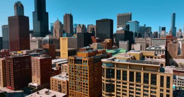 Chicago, Illinois, ABD 'de yoğun bir şekilde inşa edilmiştir. İHA görüntülerinden çeşitli şehir mimarisi.