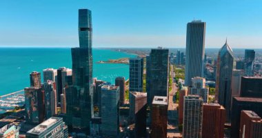 Chicago 'da cam kuleler ve çok katlı binalar var. Michigan Gölü su manzarası ve yat kulübü manzarası. Üst görünüm.