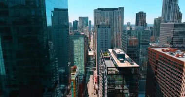 Modern Chicago, Illinois, ABD sokaklarında yükseliyor. Şehir merkezindeki cam gökdelen boyunca.