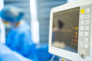 Ameliyat sırasında hayati belirtileri gözlemliyorum. Tıp uzmanları, hastane ameliyathanesinde cerrahi müdahale sırasında hayati belirtileri izliyorlar..