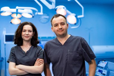 Cerrahlar karmaşık bir ameliyat için hazırlanıyorlar. İki tıp uzmanı modern bir ameliyathanede, zorlu bir cerrahi müdahaleye hazır bekliyor..