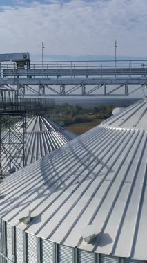 Büyük endüstriyel metal konteynırlar. Büyük metal fabrikaları. Hava görüntüsü. Dikey video