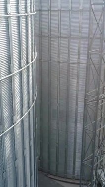 Büyük metal fabrikası yapımı. Devasa metal ekipmanlar. Hava görüntüsü. Dikey video