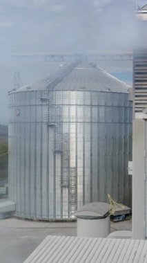 Büyük metal fabrikaları. Büyük endüstriyel metal konteynırlar. Hava görüntüsü. Dikey video