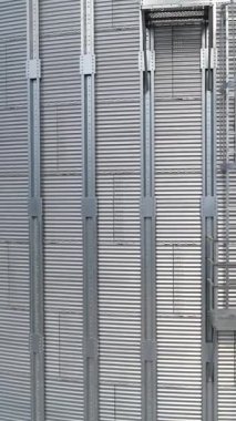 Metal tanecikli endüstriyel fabrika. Tarım tankı deposu. Hava görüntüsü. Dikey video
