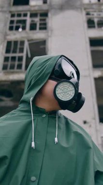 Apocalypsis şehrinde radyoaktif tehlike maddesindeki insan. Radyoaktif maskede koruyucu ekoloji. Dikey video