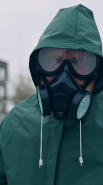 Koruyucu giysili ve gözlüklü bir adam. Güvenlik virüsü enfeksiyonu konsepti. Dikey video