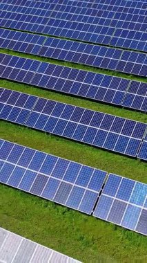 Modern çevre elektrik endüstrisi. Güneş paneli insansız hava aracı görüntüsü oluşturur. Dikey video