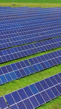 Güneş paneli insansız hava aracı görüntüsü oluşturur. Modern elektrik endüstrisi. Dikey video