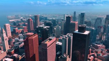 Modern Boston 'un liman bölgesi dumanla kaplıdır. Güneşli bir günde gökdelenlerin tepesinde İHA uçuşu.