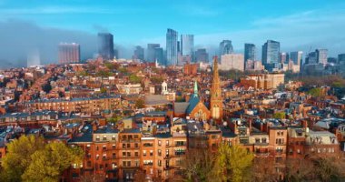Güzel Boston, Massachusetts, ABD 'nin renkli manzarası. Şehir merkezindeki gökdelenler dumanla kaplıdır. Hava görünümü.