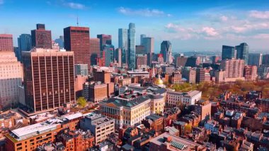 Boston, Massachusetts, ABD 'nin güneşli manzarası. İHA görüntüleri eski evlerle birlikte bölgede yükseliyor..
