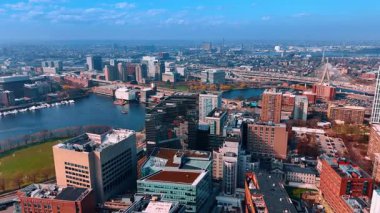 Boston, Massachusetts, ABD 'deki Charles Nehri üzerindeki köprüler. İHA binanın tepesinden rıhtıma doğru uçuyor..