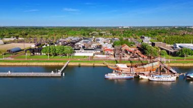 Hollanda, Lelystad 'daki Markermeer Gölü' nün güzel yeşil kıyısı. Batavialand Müzesi 'ndeki eski gemi yapılandırmasına bakın..