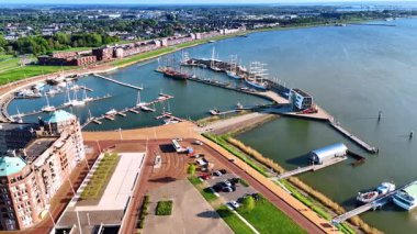 Hollanda, güzel Lelystad Limanı 'nda rıhtımda birkaç tekne ve gemi var. Markermeer Gölü 'nün kıyısındaki muhteşem binalara yaklaşıyoruz..