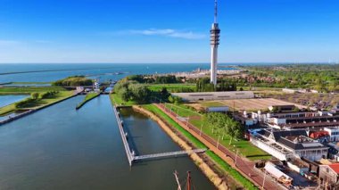 Hollanda, Lelystad 'daki Markermeer Gölü' nün muhteşem manzarası. Batavialand Müzesi 'ndeki gemi rekonstrüksiyonunun üzerinde İHA uçuşu.