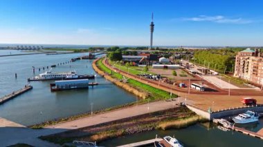 Hollanda, Lelystad rıhtımında İHA uçuşu. Telekom kulesi arkaplanda.