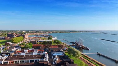 Batavialand Müzesi 'ndeki eski Batavia gemisinin yeniden inşasına daha yakın uçuyor. Lelystad Rıhtımı, Hollanda Güneşli bir günde.