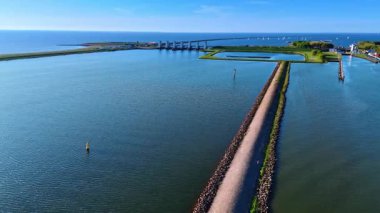 Markermeer Gölü 'nün su birikintileri ve hendekleri. Arka planda birden fazla yelkenli var. Hava görünümü.