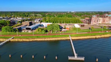 Hollanda, Lelystad 'ın yeşil rıhtımı. Markermeer Gölü 'nün su manzarasının üstündeki İHA görüntüleri liman manzarasını ortaya çıkarıyor..