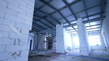 Çatısını desteklemek için yeni beyaz tuğlalar inşa edildi. Binanın tavan arası yeniden inşa ediliyor..