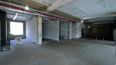 İnşa edilmiş binanın geniş bir girişi. Geniş oda birkaç bölüme ayrıldı. Yenileme ve yeniden yapılandırma.