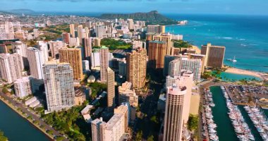 Modern Waikiki 'nin mimarisi parlak güneşle aydınlandı. Diamond Head Krateri arka planda. Hava görünümü.