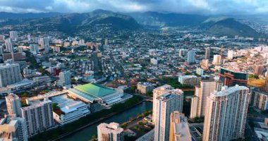 Modern Honolulu 'nun güzel manzarası, Hawaii, ABD. Verdant dağlarının eteğindeki vadide bulunan çarpıcı şehir manzarasında çeşitli mimariler. Hava görünümü.