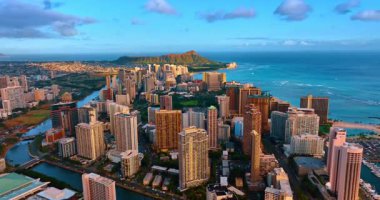 Modern Waikiki, Honolulu, Hawaii, ABD manzarası. Arkaplanda Diamond Head Krateri 'nin olduğu şehrin günbatımı manzarası. Hava perspektifi.