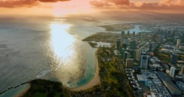 Honolulu, Hawaii, ABD 'nin çarpıcı yeşil renkli kıyıları. Batan güneş, Pasifik Okyanusu 'nun sularına yansıyor. Hava perspektifi.