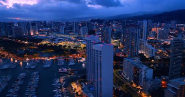 Modern Honolulu, Hawaii, ABD 'nin göz kamaştırıcı manzarası. Alacakaranlıkta güzel ışıkları olan şehir manzarası. Hava perspektifi.