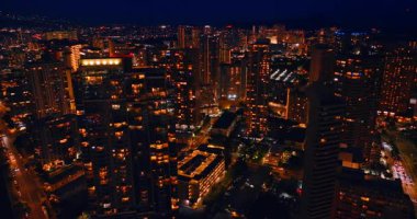 Gece vakti gökdelenlerin tepesinde. Göz kamaştırıcı Honolulu, Hawaii, ABD manzarası. Hava perspektifi.