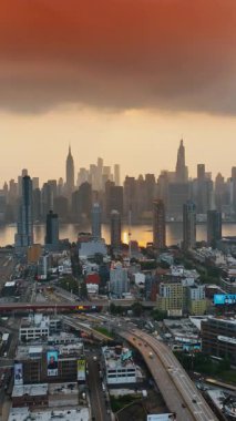 Manhattan binalarının üzerinde uçuyor. New York şehri hava manzaralı. Dikey video