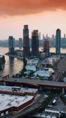 New York şehri hava manzaralı. Manhattan binalarının üzerinde uçuyor. Dikey video