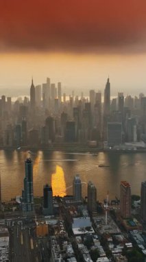 Amerikan şehir simgesi. New York Central Park hava manzaralı. Dikey video