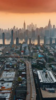 Amerikan Manhattan şehri genel görünümü. Metropolis modern tarihi binalar. Dikey video
