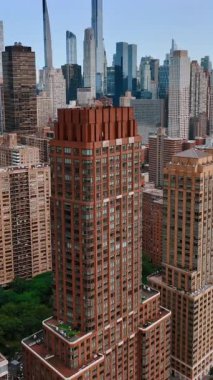 New York 'un Cityskyline binası. Amerikan gökdelenlerinin havadan görünüşü. Dikey video