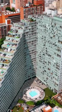 Amerikan gökdelenlerinin havadan görünüşü. New York 'un Cityskyline binası. Dikey video