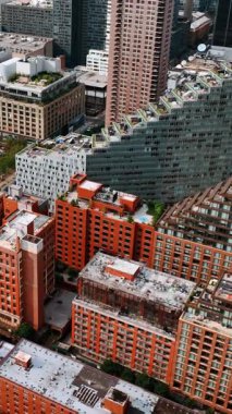 ABD turistik şehir inşaatı. Amerikan şehir merkezi New York hava manzarası. Dikey video