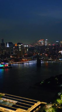 Kentsel Manhattan gökdelenleri. New York 'un gece hava manzarası. Dikey video