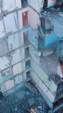 Deprem evi hava görüntüsünü yok etti. Doğal afet yıkım binası. Dikey video