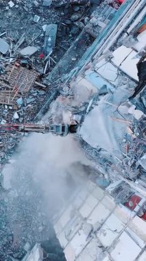 Doğal afet yıkım binası. Deprem evi hava görüntüsünü yok etti. Dikey video