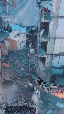 Hasarlı deprem felaketi inşaatı. Doğal afet inşaatı mahvetti. Dikey video