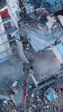 Drone görüntüsü doğanın çöküşünü yok etti. Açık hava inşaatı mahvetti. Dikey video