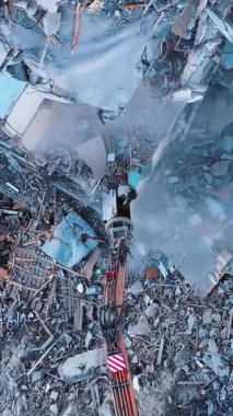 Deprem üstüne bina tahrip edildi. Yıkıcı yıkıcı ev felaketi. Dikey video